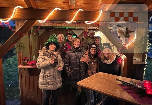 Glühweintrinken im Dezember 2023